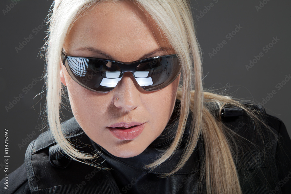 Hübsche Frau mit Laserschutz Brille Nahaufnahme Hübsche Frau mit Laserschutz Brille Nahaufnahme