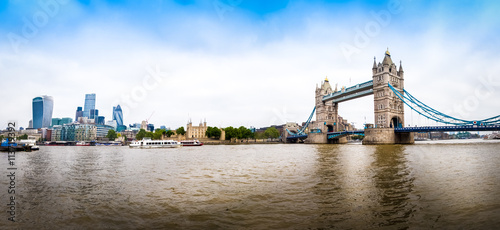 Panoramique du Pont et de la Tour de Londres