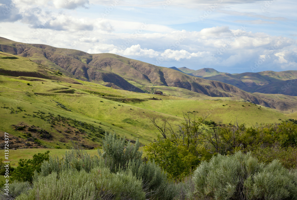 Naklejka premium Northern spring view of the Payette River valley with clouds and