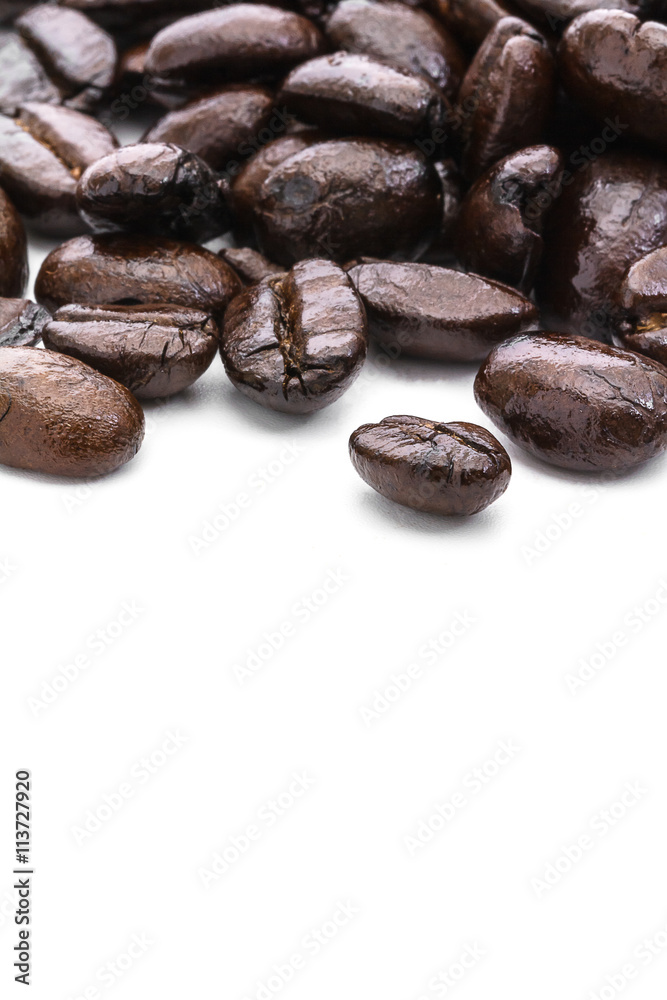 Fototapeta premium Coffee beans close up macro isolated on white background