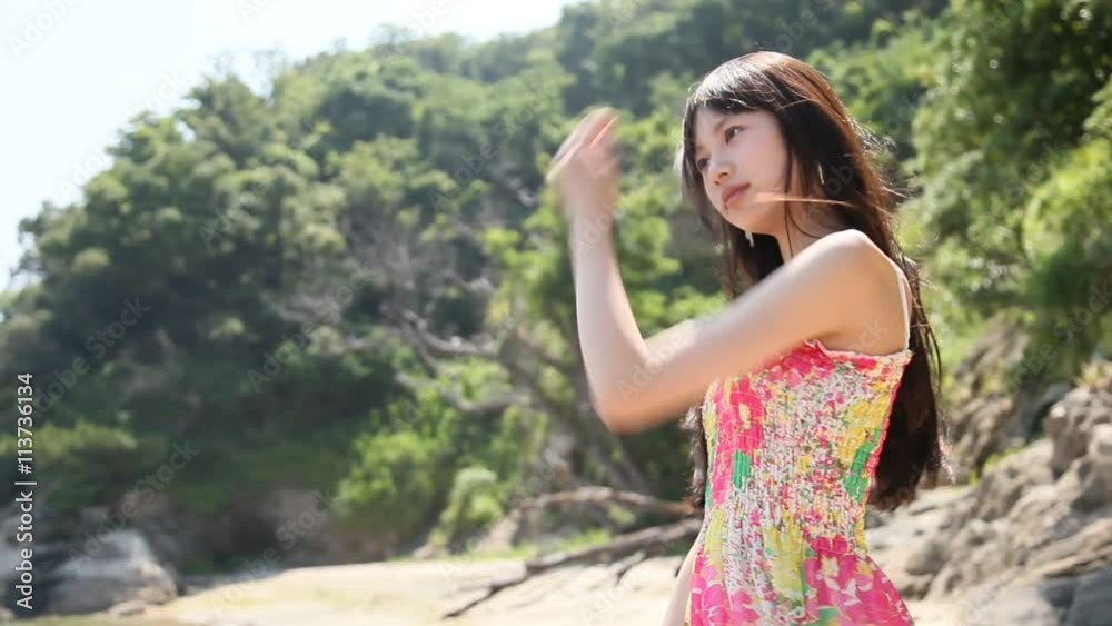 海で風に吹かれてたたずむ女性 海で風に吹かれてたたずむ女性