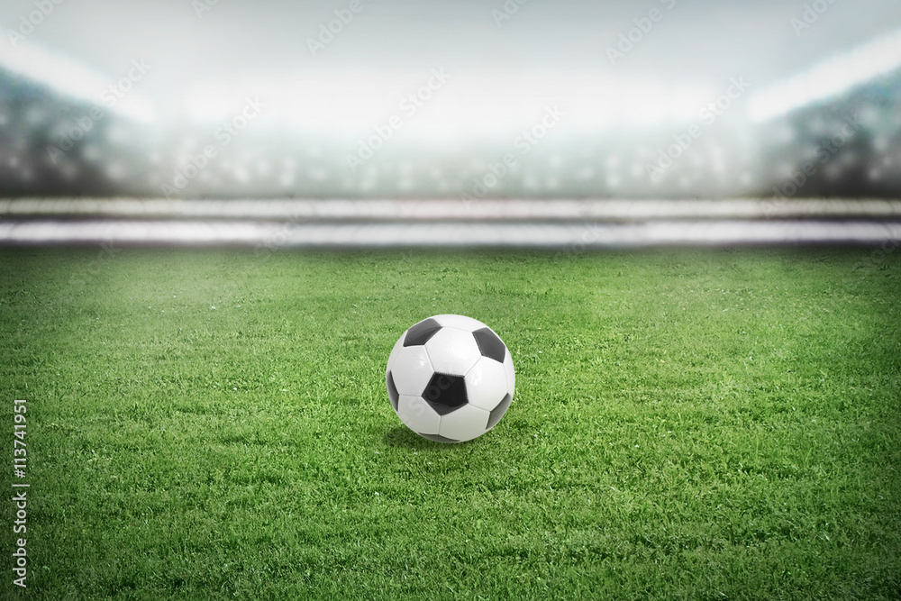 Obraz premium Stadion sportowy w świetle reflektorów