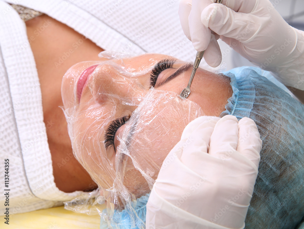 Fototapeta premium Professional cleansing of acne in a beauty salon.