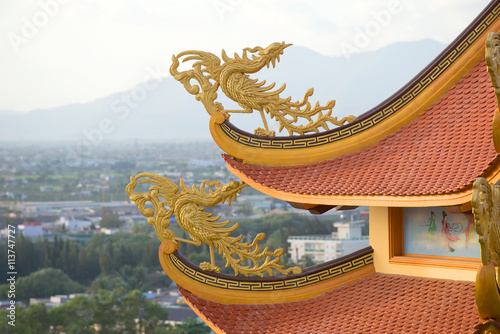 Foto Fabulous bird on the roof of a Buddhist pagoda Buu Son, Vietnam
