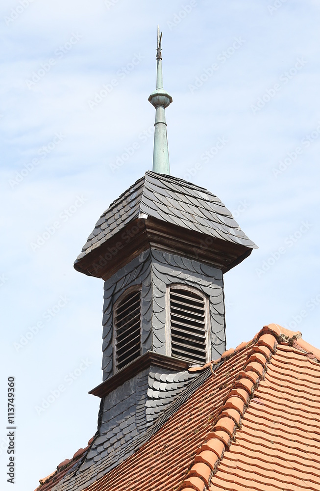 Dachgiebel mit kleinem Türmchen und Wetterfahne Dachgiebel mit kleinem Türmchen und Wetterfahne