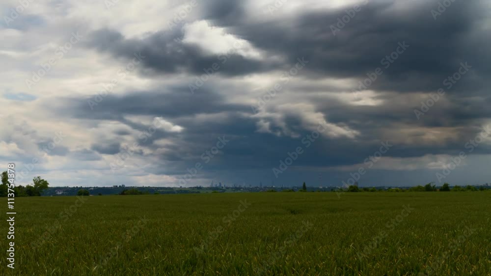 Zeitraffer - Ziehende Wolken über einem Weizenfeld Zeitraffer - Ziehende Wolken über einem Weizenfeld