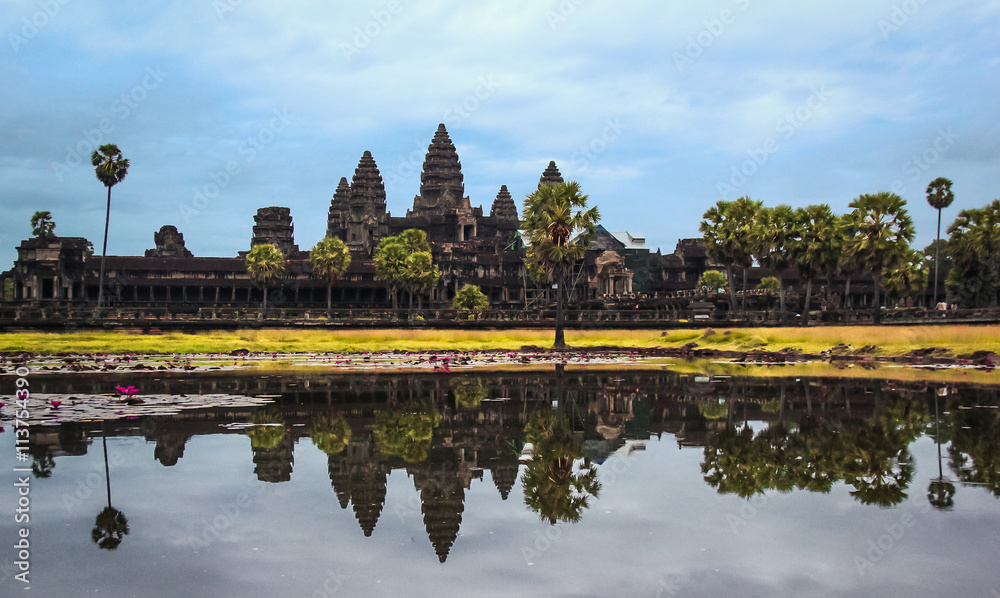 Fototapeta premium statue Bayon Temple Angkor Thom, Cambodia. Ancient Khmer architecture.
