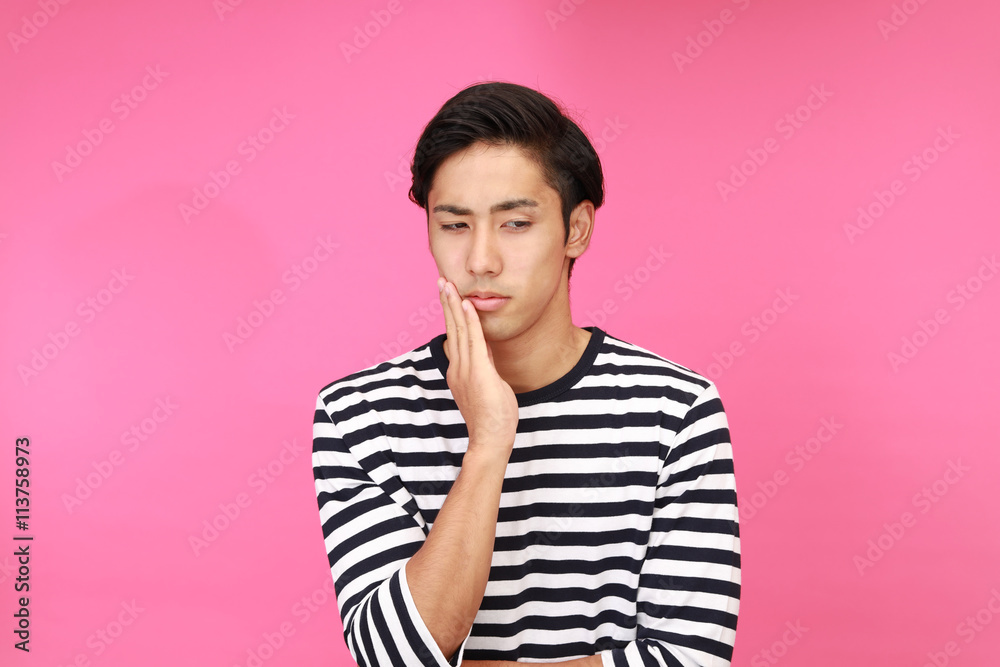 悩む青年 悩む青年