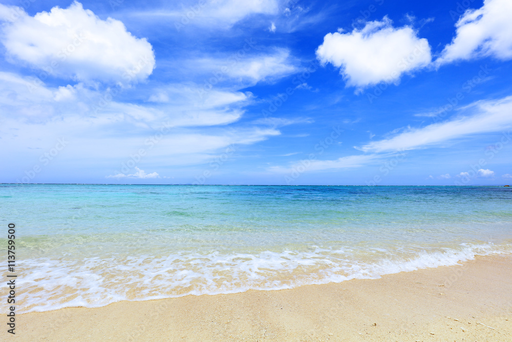 沖縄の美しい海とさわやかな空 沖縄の美しい海とさわやかな空
