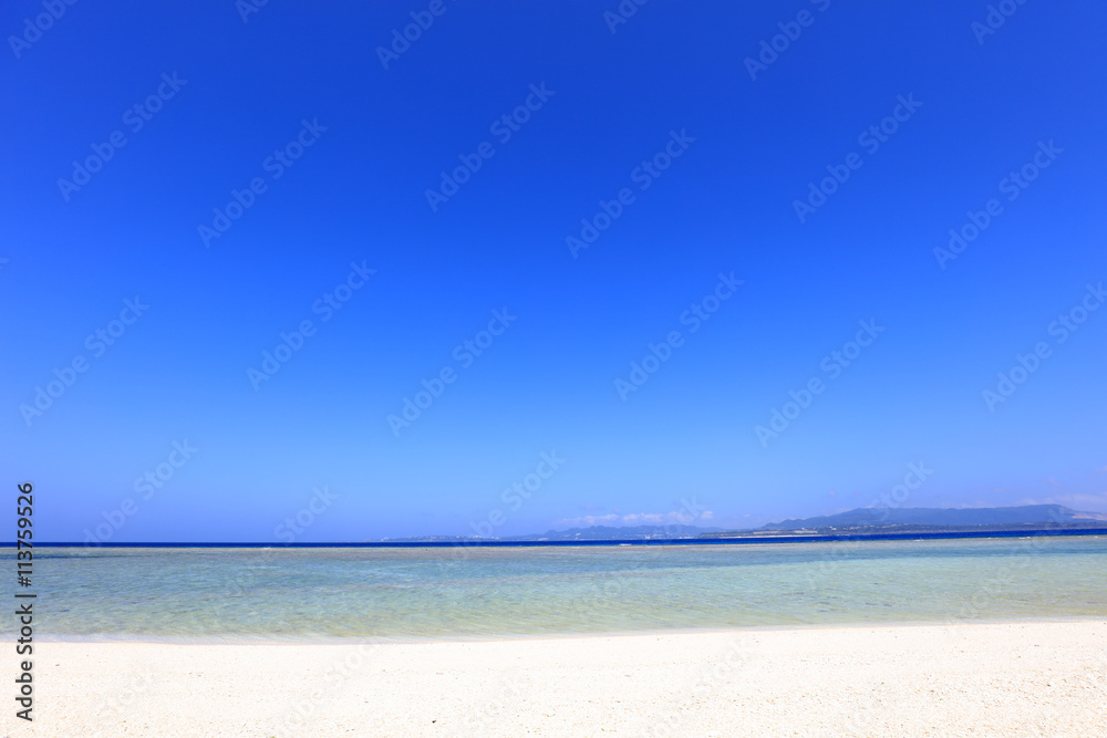 南国沖縄の美しい海と紺碧の空