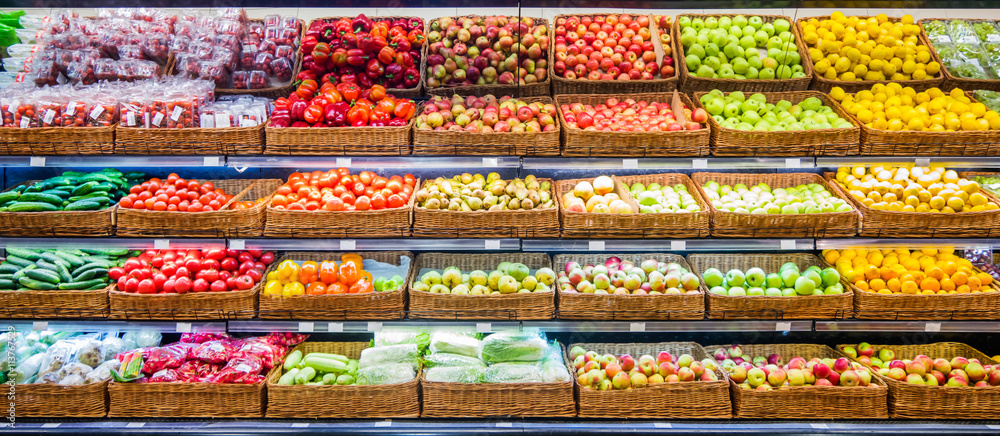 Fototapeta Świezi owoc i warzywo na półce w supermarkecie
