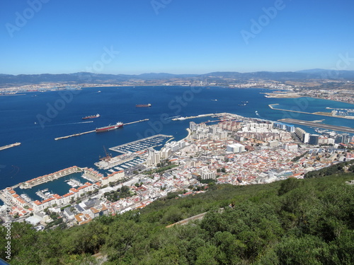 Gibraltar - Vue du rocher sur la ville, le port et la côte