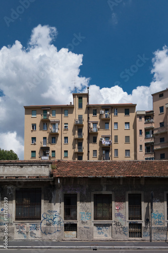 Palazzi e strada di una città metropolitana photo