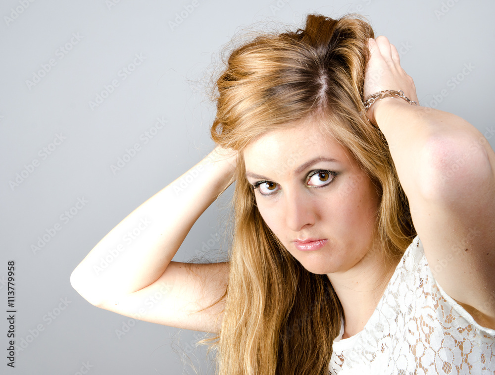 Junge, schöne, blonde, langhaarige Frau mit braunen Augen :) Junge, schöne, blonde, langhaarige Frau mit braunen Augen :)