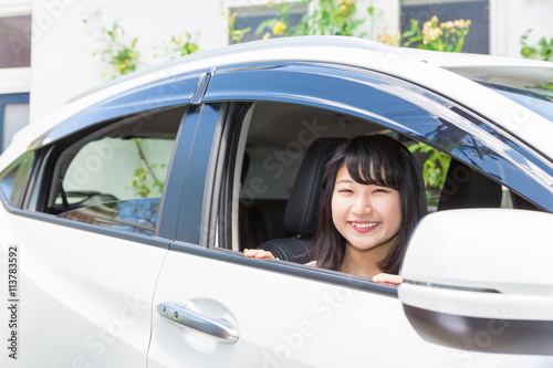 女性と自動車