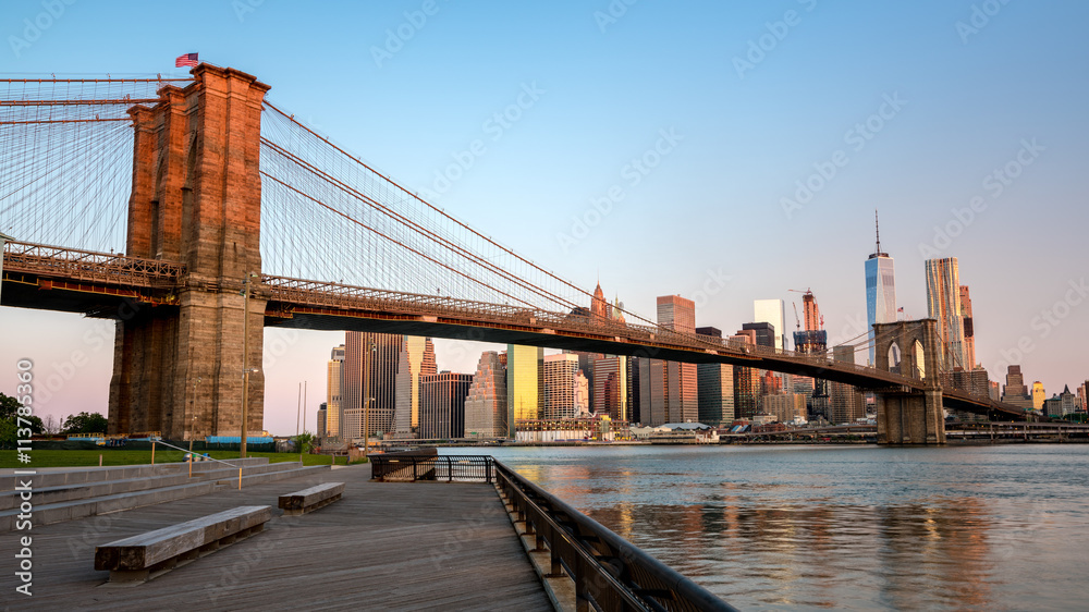 Fototapeta premium Alpenglow czerwony na Brooklyn Bridge w Nowym Jorku