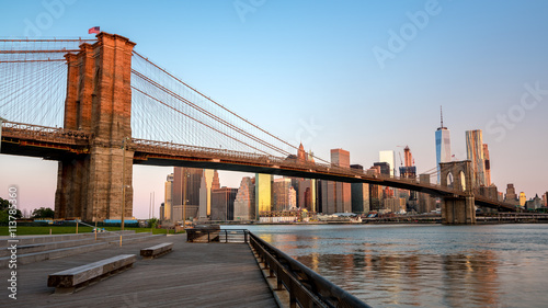 Fototapeta Naklejka Na Ścianę i Meble -  Alpenglow red on the Brooklyn Bridge New York
