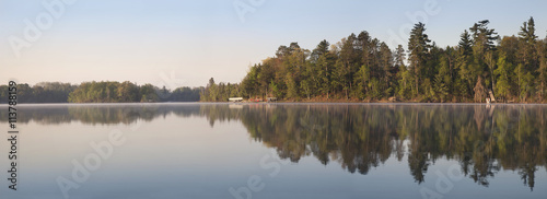 Fotografia Panorama of Northern Minnesota Lakeshore on a Calm Morning Durin