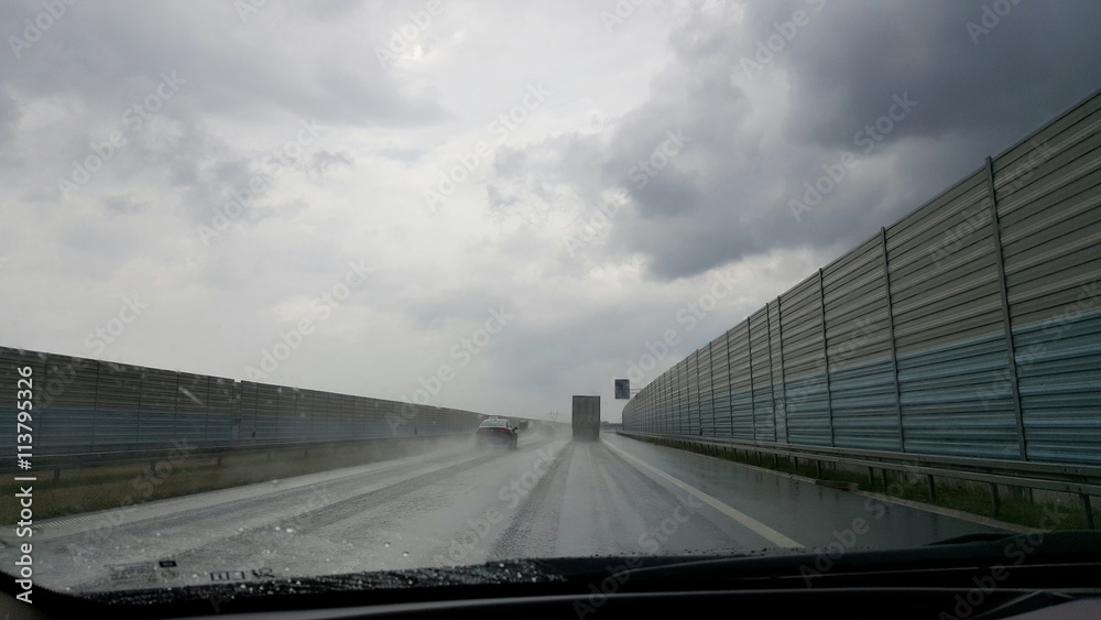 Autostrada w deszczu