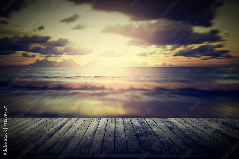 Naklejka premium Wooden pier with blurred motion seascape