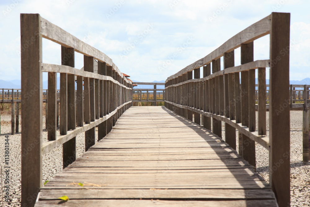 Obraz premium closeup wooden railing bridge