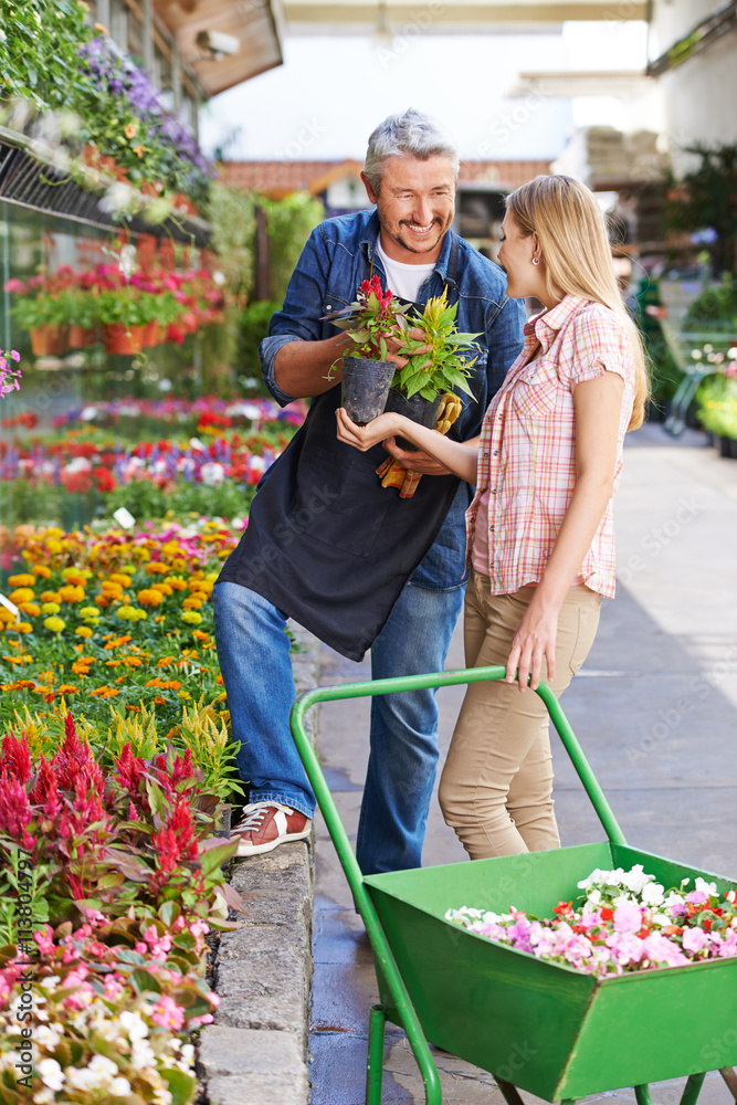 Gärtner vor Blumenladen bei Beratung einer Kundin Stock Photo Adobe Stock