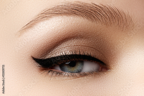 Tableau sur toile Cosmetics & make-up. Beautiful female eye with sexy black liner