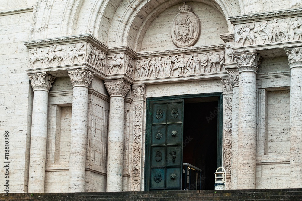 Obraz premium An old-style entrance in Roman style with columns in a museum in Germany