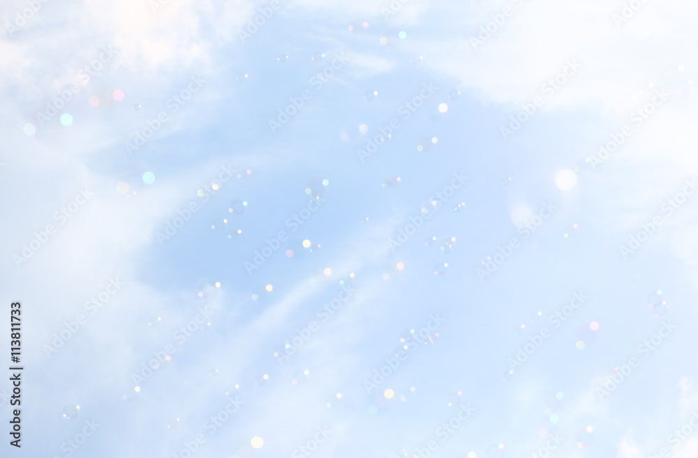 Obraz premium Soap bubbles floating in the air against soft clouds and sky