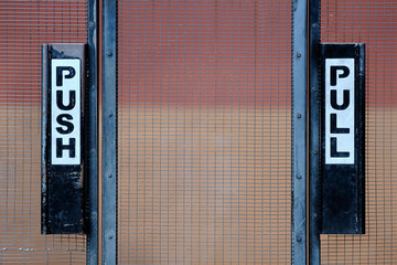 Push and pull gate signs