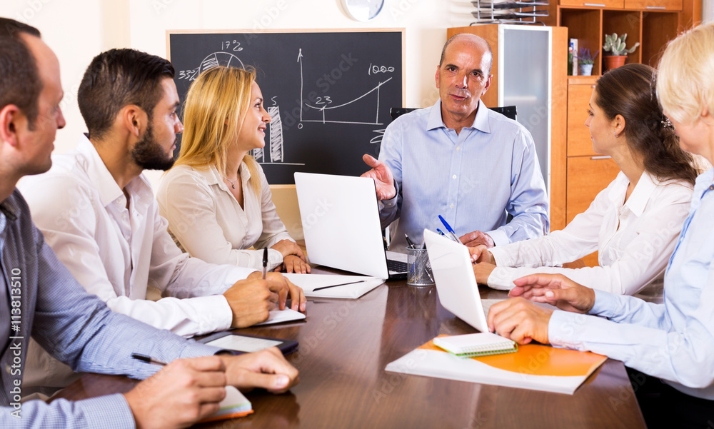 Fototapeta premium Positive brainstorming in office