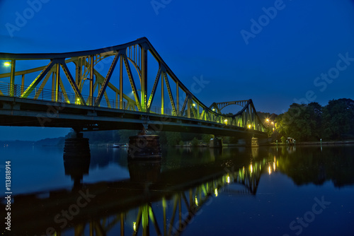 Glienicker Brücke in Potsdam, beleuchtet zur blauen Stunde