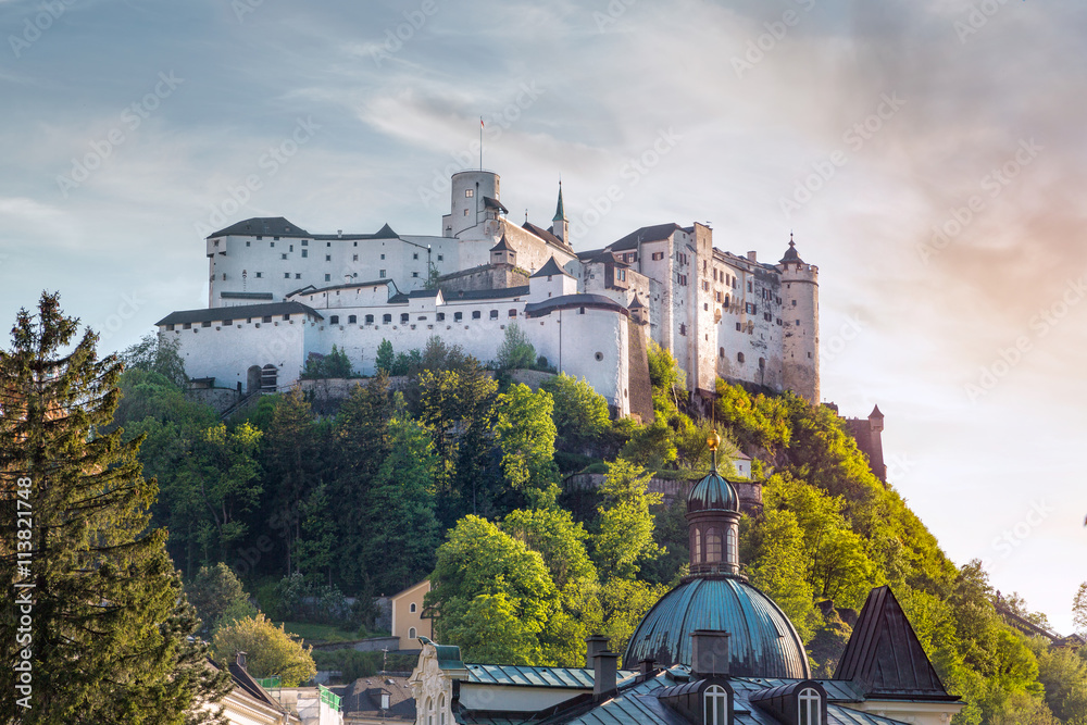 Naklejka premium Miasto Salzburg z zamkiem Hohensalzburg, Salzburg, Austria