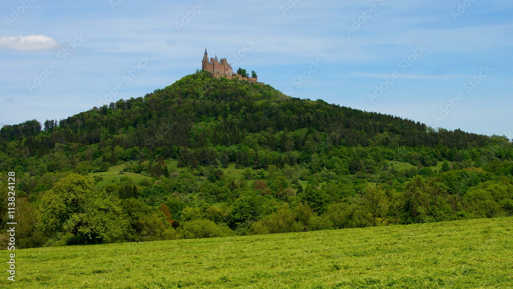 Burg Hohenzollern ragt auf dem Berggipfel auf