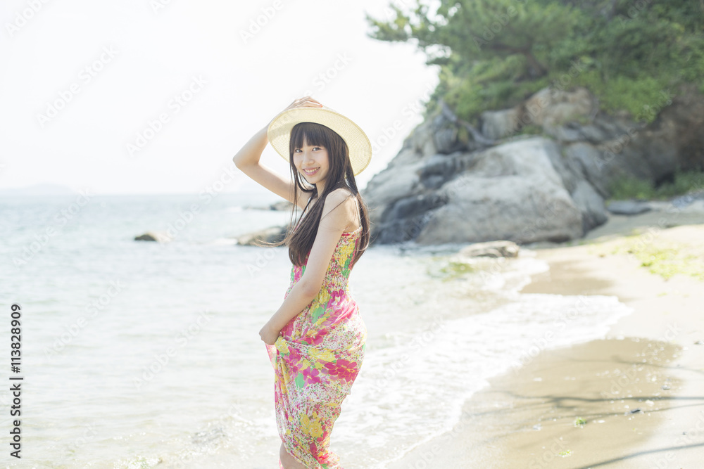 Fototapeta premium ビーチを楽しむ女性