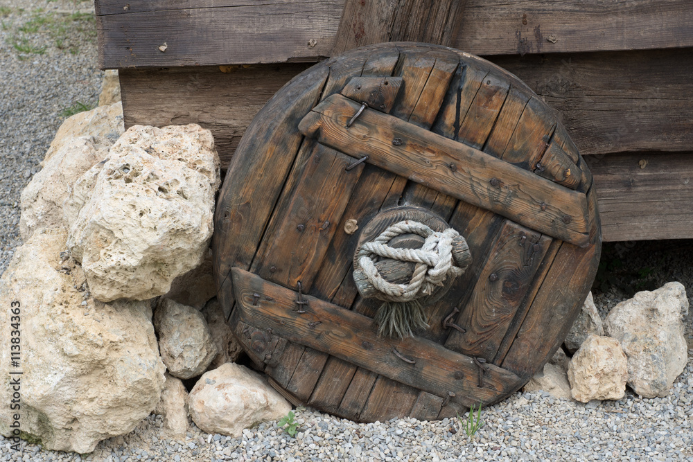 altes Wagenrad aus Holz