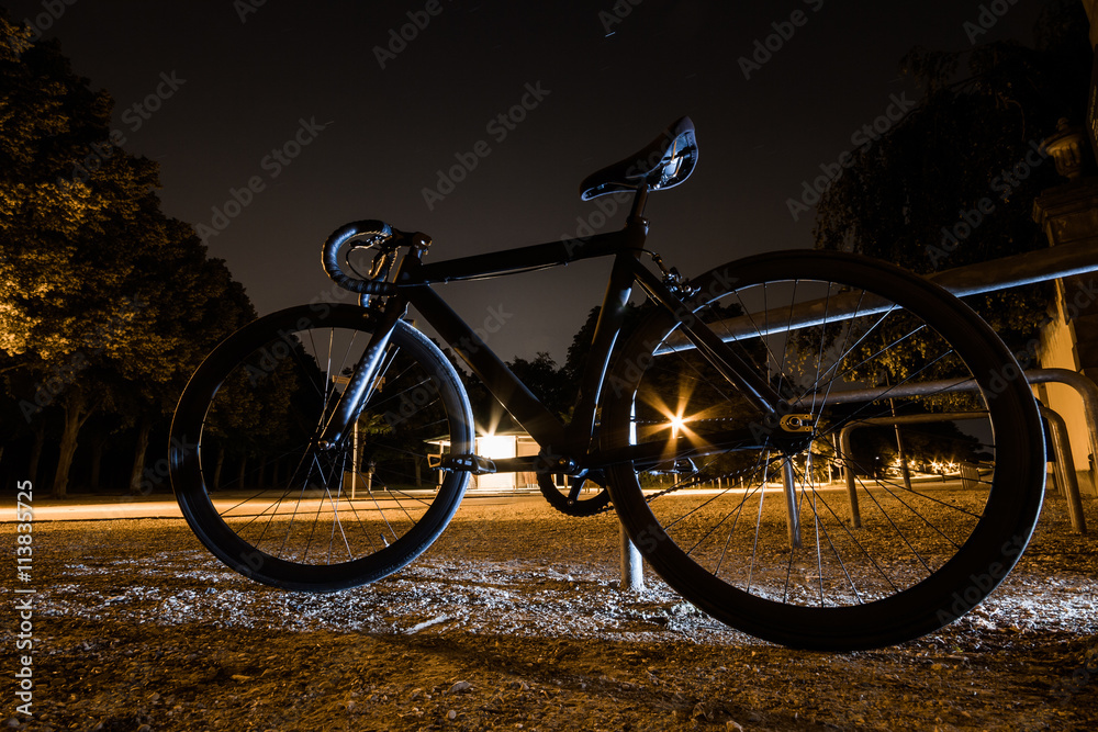 Fixie, Fixed Gear, Singlespeed Fahrrad nachts am Park