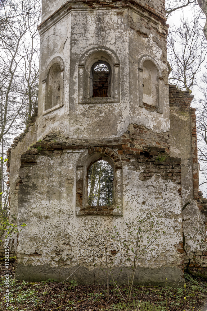 Fototapeta premium Zerfall einer Jahrhunderte alten Kapelle