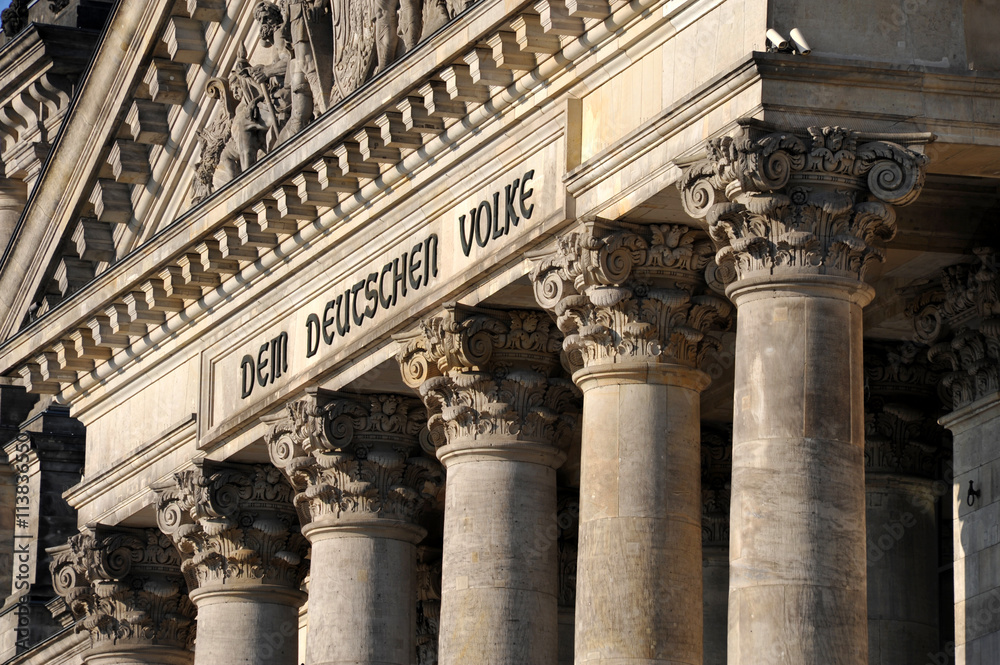 Fototapeta premium Reichstag, Dem Deutschen Volke, Reichstagsgebäude, Berlin, Inschrift, Deutscher Bundestag, Politik, Parlament, Deutschland