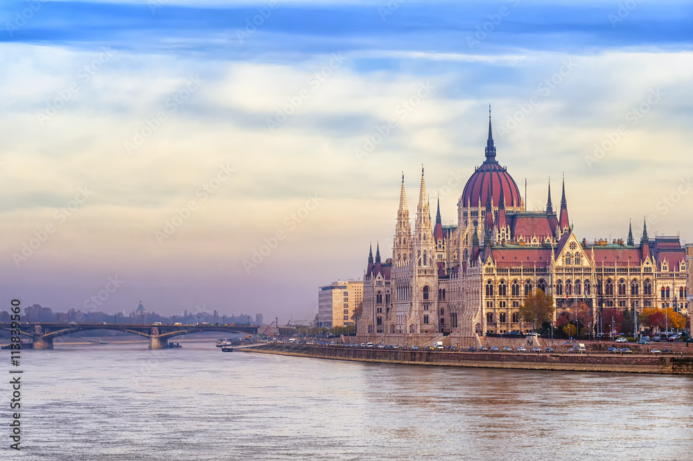 Fototapeta premium Budynek Parlamentu nad Dunajem, Budapeszt, Węgry