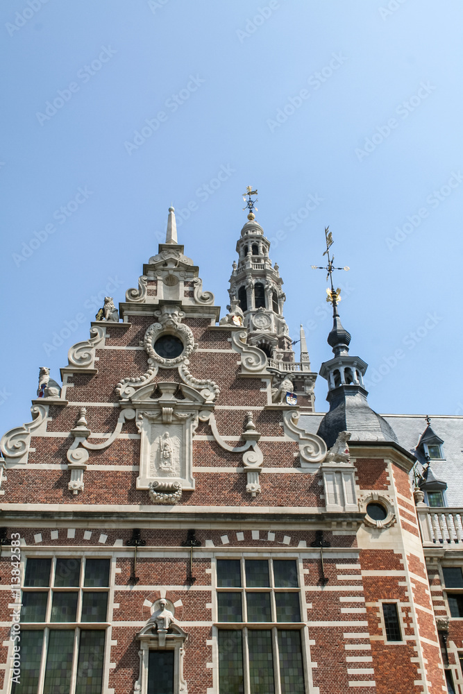 Prachtvolles Gebäude aus Klinkersteinen in Leuven, Belgien