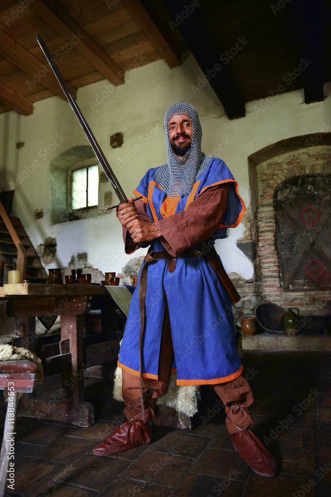 Obraz premium chevalier dans l'armure avec l'épée.