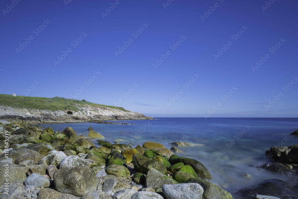 Playa de rocas en La Coruña (España).