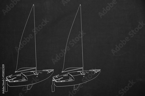 Segelregatta. Zwei Segelschiffe fahren um den Sieg, weiße Kalligrafie auf dunkler Wandtafel photo