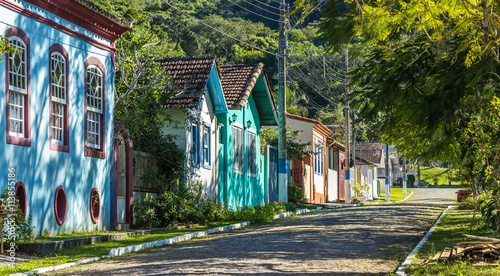 Vila com casas antigas. photo