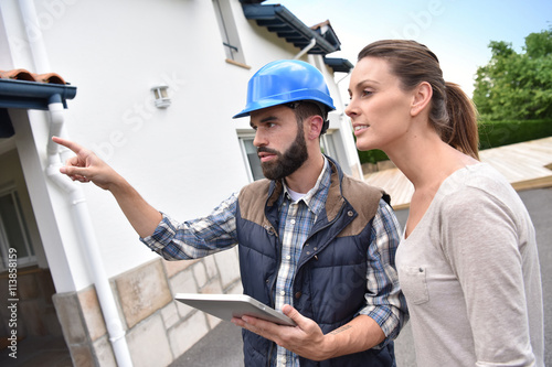 фотографія Technician with client showing what is being fixed