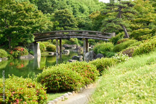 庭園の木造の橋