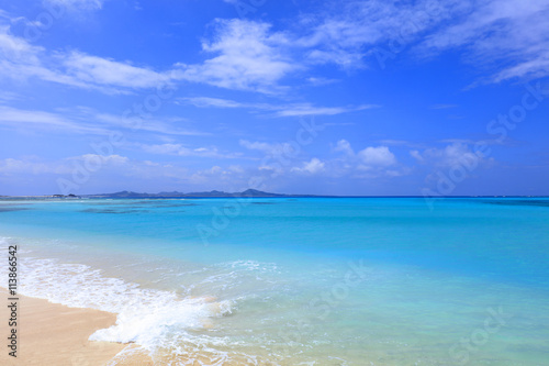 沖縄の美しい海とさわやかな空 © sunabesyou