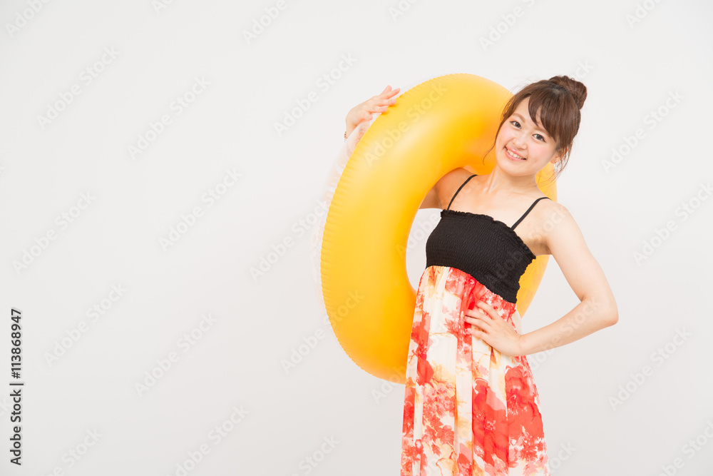 浮き輪を持つ女性 Stock 写真 Adobe Stock