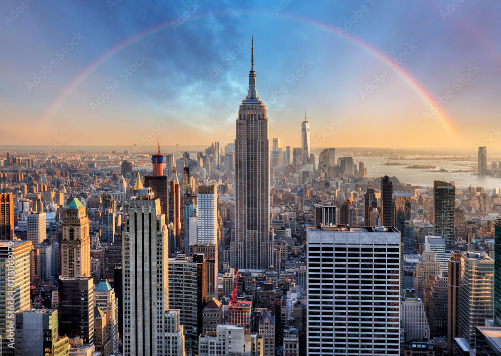 Fototapeta premium Panoramę Nowego Jorku z miejskich drapaczy chmur i tęczy.